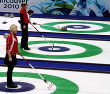 스킵 마들렌 뒤퐁, 안드레아 쇨프, 미르얌 오트가 2010년 동계 올림픽에서 브룸을 잡고 있다.