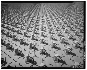 위상 배열 안테나에 있는 2,677개의 교차 다이폴 요소 중 일부