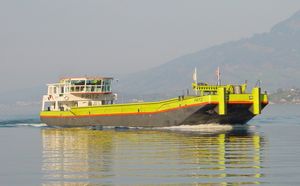 호수에서 사용되는 나우엔(바지선)