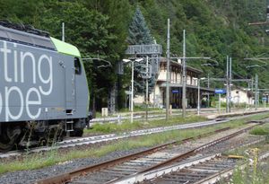 이 노선은 SBB 소유에서 Ferrovie dello Stato 소유로 바뀌는 이셀레를 지나지만, 도모도소라까지는 스위스 전기 시스템으로 전철화되어 있으며 스위스 운행 규칙을 사용한다. 하지만 지상 직원은 FS에서 제공한다. BLS class Re 485 기관차가 이셀레를 통과하고 있다.