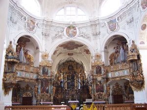 무리 수도원의 내부