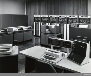IBM 7010 시스템: 콘솔(앞쪽), 디스크 드라이브 및 처리 모듈(왼쪽), 테이프 저장 장치, 펀치 카드 리더 및 프린터(오른쪽)
