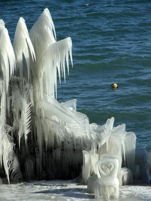 호숫가의 고드름
