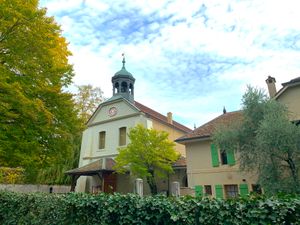 개혁 이후 개신교가 된 생피에르-오-리엔의 옛 가톨릭 교회. 현재의 교회는 1716년에 재건되었다.