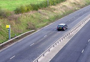 도로 보정 표시가 있는 영국 고정식 과속 카메라