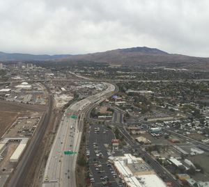 I-80은 스파크스 중심부를 통과한다.