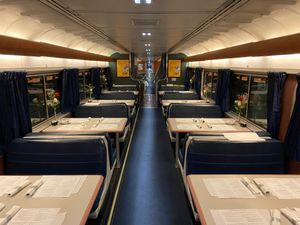 2인석 테이블이 있는 열