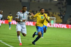 2021년 아프리카 네이션스컵에서 가나 대표팀으로 활약하는 아유 (왼쪽)