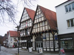 브뤼더 거리 26번지 뢰멘스니더-하우스(뒤쪽)와 28번지의 목조 건축(앞쪽)