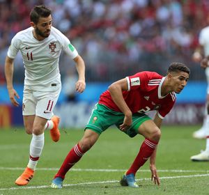 하키미(오른쪽)와 포르투갈의 베르나르두 실바(왼쪽)의 2018년 FIFA 월드컵 경기