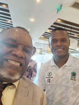 사마타 (오른쪽) 2024년