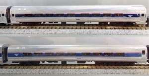 KATO제 N게이지모형에 의한 암프리트 I과 암프리트 II의 비교.데크의 수, 측면 창의 크기, 데크 도어 창의 모양 등이 다르다.