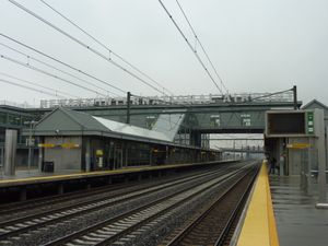 암트랙 및 뉴저지 교통(NJT) 노선으로의 환승역인 뉴어크 리버티 국제공항역(2010년)