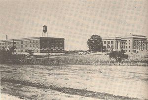 마인더스 홀(왼쪽)과 1911년 웨스트 테네시 노멀 스쿨의 관리 건물(오른쪽)