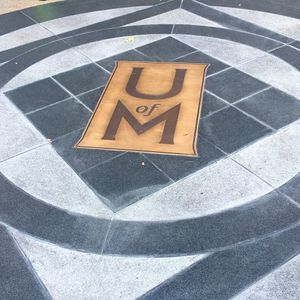 UofM "기둥" 플라크