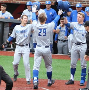 멤피스 타이거스 야구 선수들이 2018년 홈런을 치고 축하하고 있다