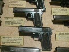 M1903 포켓 해머격철의 돌출부가 짧은 초기 생산형 "rounded hammer" 모델(상)과 돌출부가 큰 통상 생산형 "spur hammer" 모델(하)주변에는 M1902와 M1905도 전시되어 있다