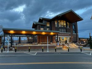 월링퍼드 기차역은 하트퍼드선과 암트랙이 운행한다.