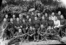 두 정의 M1895 콜트-브라우닝 기관총을 소지한 루마니아 군인. c. 1939