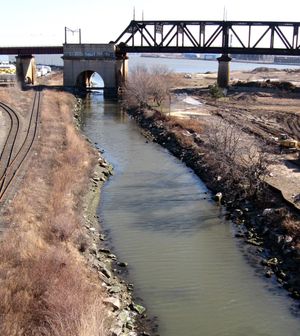 헬 게이트 다리의 브롱스 킬 경간. 브롱스 킬은 경간의 왼쪽으로 뻗어 있는 모습이 보인다.