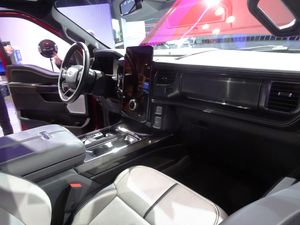 포드 F-150 라이트닝 플래티넘 (2024) 내부