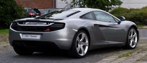 은색 스포츠카의 후면 3/4 뷰