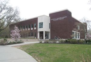 NYIT 올드 웨스트버리 캠퍼스에 있는 한나 및 찰스 세로타 학술 센터