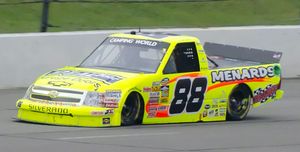 포코노 레이스웨이에서 경주하는 매트 크래프턴의 2011년형 실버라도