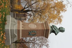 노트르담데네주 묘지에 있는 카르티에의 마지막 안식처 (동료 연방의 아버지인 토마스 다시 맥기가 묻힌 곳과 같은 묘지).