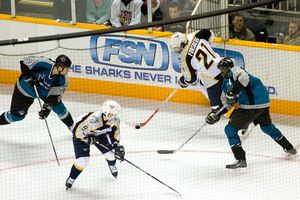 2007년 내슈빌 프레데터스에서 산호세 샤크스를 상대로 경기하는 페테르 포르스베리.