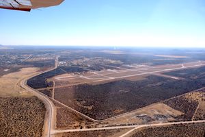 군 비행장과 그 너머의 마을