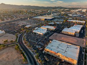 IKEA 에메랄드 센터 쇼핑몰, 멀리 사우스 마운틴이 보임