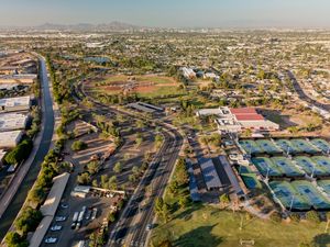 키와니스 공원, 멀리 템피 시내