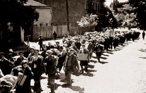 1942년, 키이우주 출신의 우크라이나인 오스타르바이터들이 노동력으로 나치 독일로 떠나는 모습