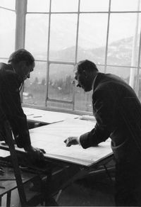 베르크호프에서 설계도를 보는 히틀러와 슈페어