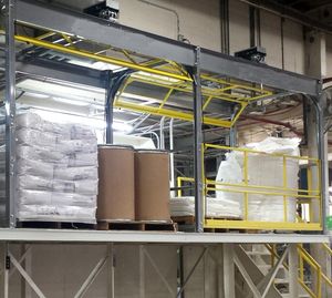 메자닌 가장자리의 팔레트 하역 구역에서 작업자를 보호하는 데 사용되는 이중 게이트 안전 시스템