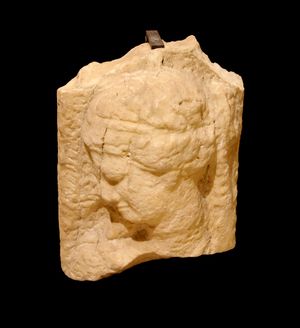 아르와드에서 발견된 기원전 4세기 조각상 조각. 루브르 박물관