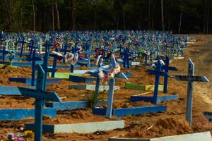 마나우스의 파르크 타루마 묘지에 있는 COVID-19 희생자들