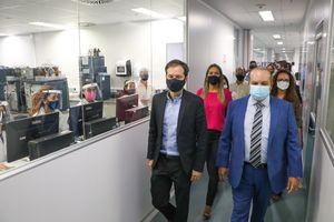 브라질 주지사 이바네이스 로샤(브라질 연방구, 파란색 양복 착용)가 마스크를 쓰고 있다