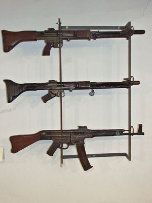 위에서 아래로: 후기형 FG 42와 초기형 FG 42 (후방 및 전방 조준기가 접혀 있음) 및 StG 44