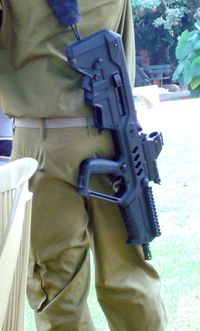 타보르(CTAR-21)를 휴대하는 이스라엘 병사