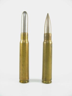 M/88탄(7.92x57mmI탄)(왼쪽)과, 7.92x57mm 마우저 S탄(7.92x57mmIS탄)(오른쪽). I는 보병(Infanterie), S는 첨두탄(Spitzgeschoß)을 의미한다.
