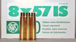 C.I.P. 8 × 57 IS 탄약 표기가 표시된 독일제 미장전 탄피와 포장 상자