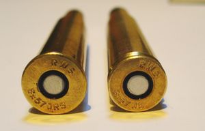 8×57 IRS와 8×57 IS (일명 7.92×57mm 마우저) 실탄. 오른쪽의 림리스(IS) 탄약은 연발 소총과 자동 장전 소총에 사용되며, 왼쪽의 림드 탄약은 브리치 로딩 방식에만 사용된다 (IRS로 표시됨).