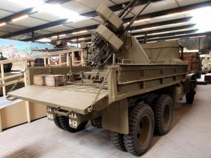 미국 육군 건 트럭, 쿼드마운트가 CCKW 뒤에 장착되어 있다. 트럭 양쪽에 적재 램프가 있는 것을 볼 수 있다.