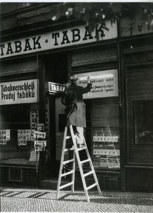 5월 4일, 프라하 상점 주인이 독일어 간판을 페인트로 지우고 있다.