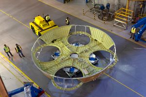 아르테미스 2호 제작 중인 "보트 테일" 엔진 페어링, 2021년 6월