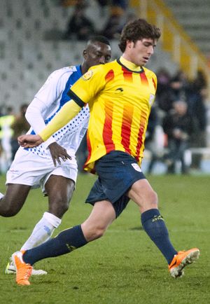 2013년 카탈루냐 대표팀에서 카보베르데를 상대로 경기하는 세르지 로베르토