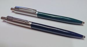 쉐퍼(Sheaffer) 센티넬 앞에 놓인, 단종된 황동 내부 캡 나사산을 특징으로 하는 파커 조터