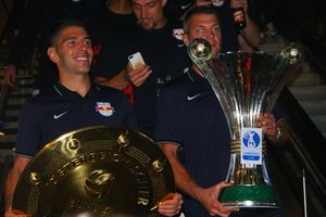 2015년 더블을 축하하는 잘츠부르크: 소리아노는 분데스리가 방패를 들고, 알렉산더 발케는 오스트리아 컵을 들고 있다.